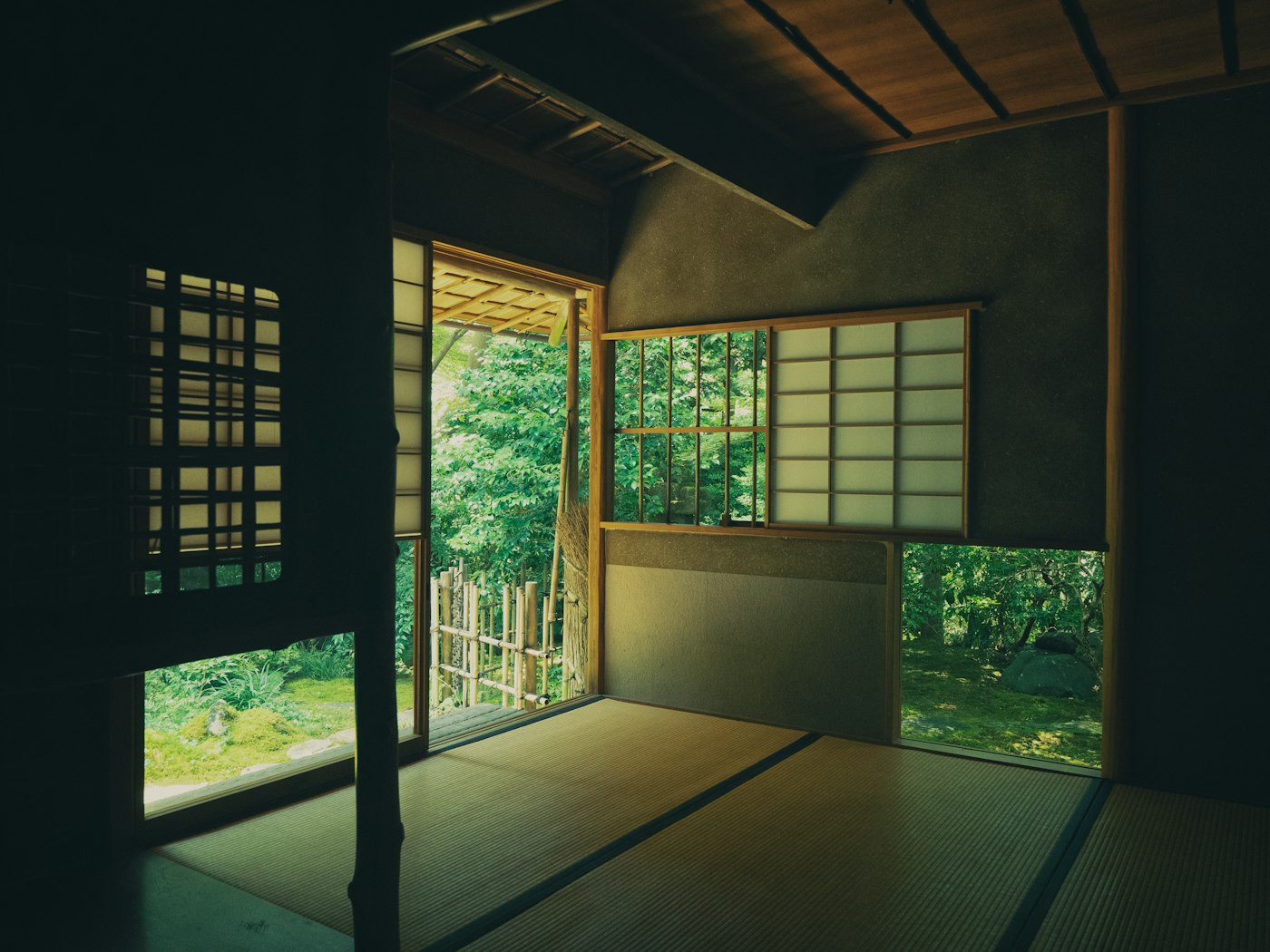 光を回す平屋